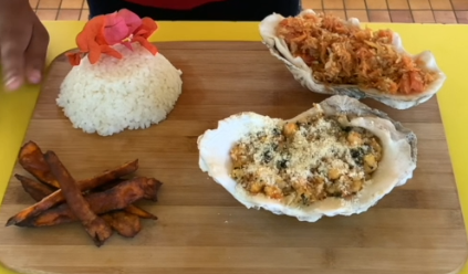 Coquille de crevettes accompagnée de sa salade de papaye verte, de son riz blanc et de frites de patates douces