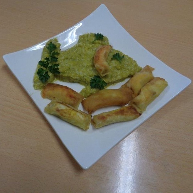 Croustillants de fruits de mer accompagnés d'un mélange riz et purée de citrouille, brocolis